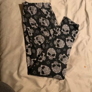 Black & white skull leggings